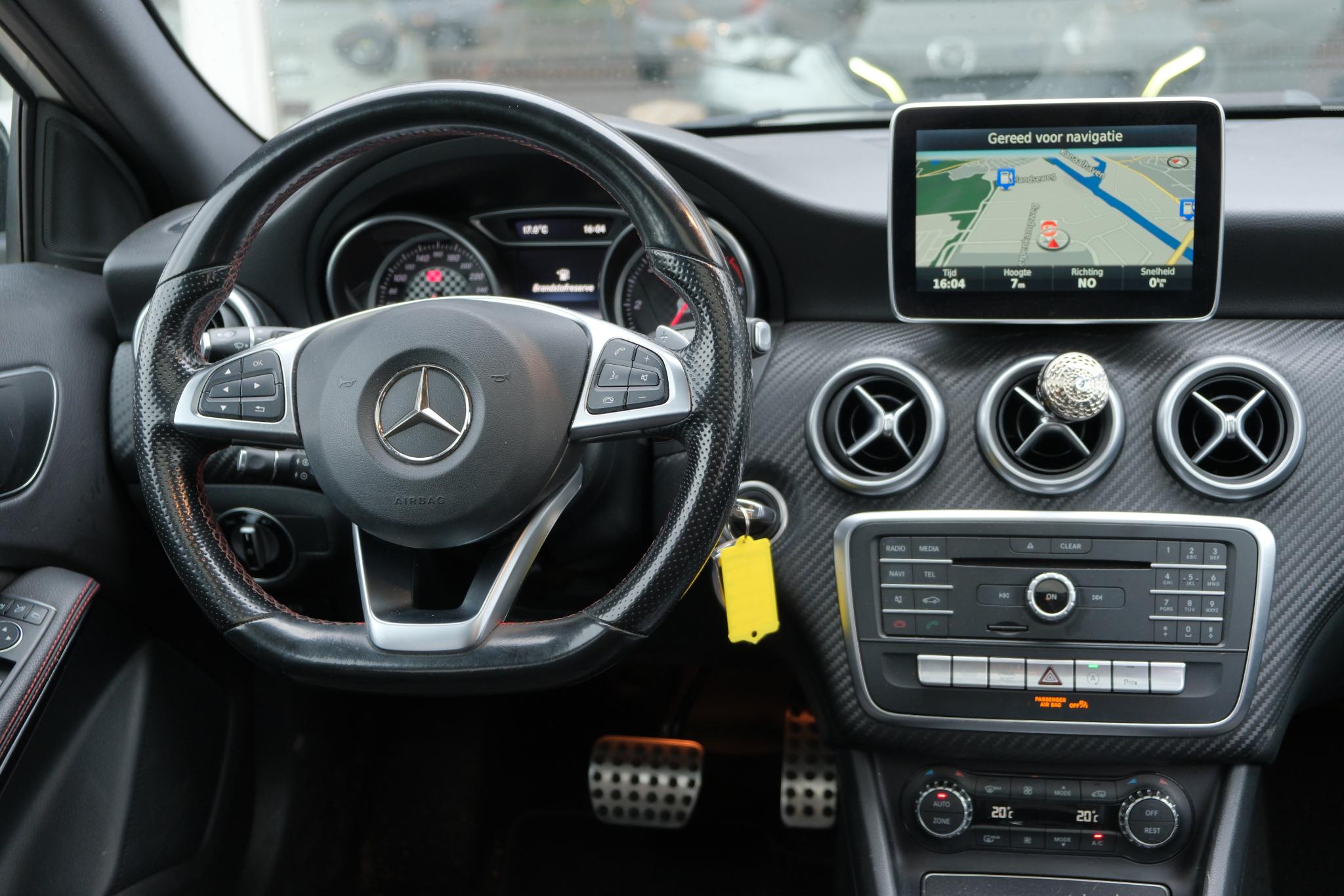 Mercedes-Benz A-Klasse 200 d 136pk Aut. AMG-Line | Navi | Panoramadak | Camera | Cruise | Climate | PDC afbeelding 7