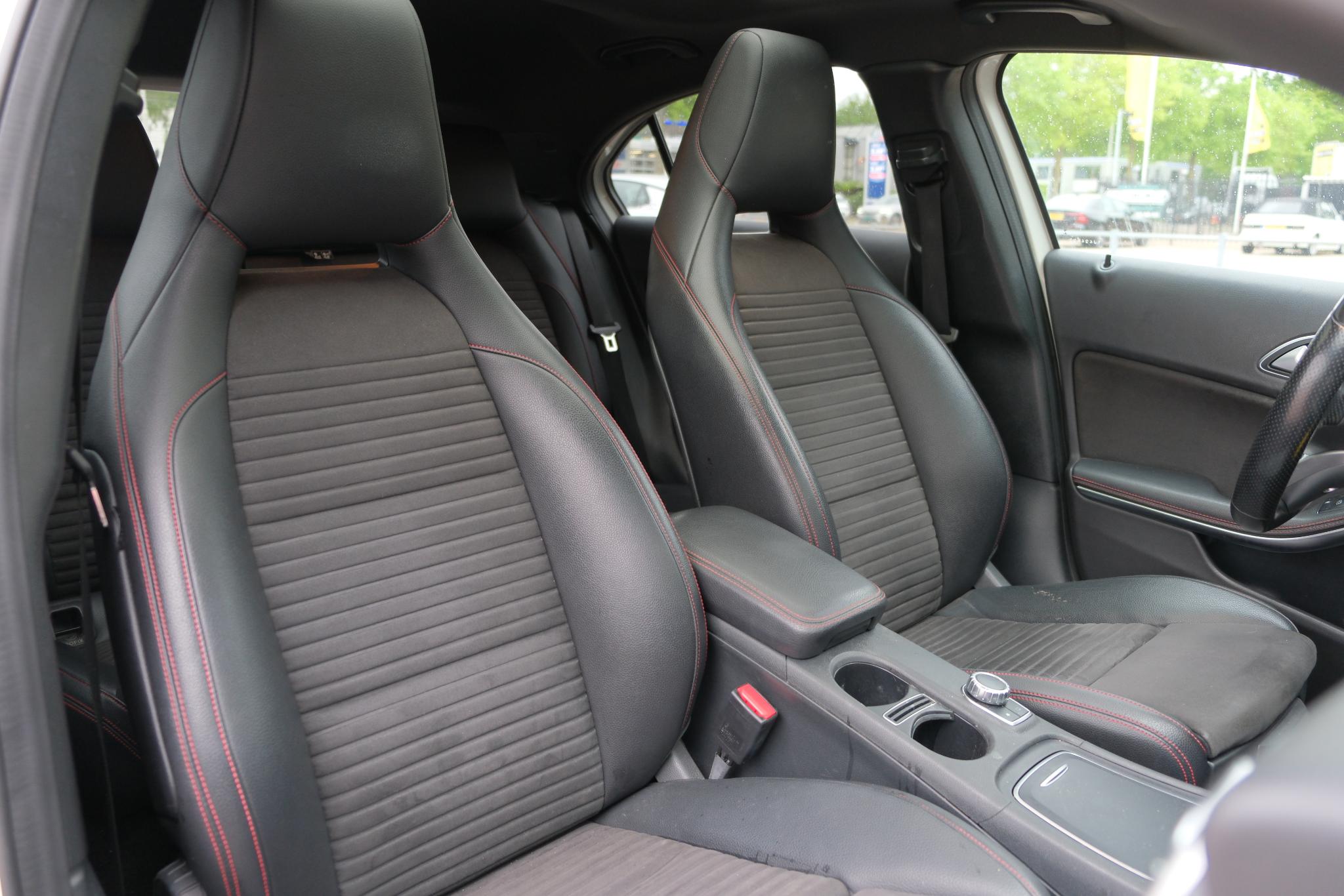 Mercedes-Benz A-Klasse 200 d 136pk Aut. AMG-Line | Navi | Panoramadak | Camera | Cruise | Climate | PDC afbeelding 8