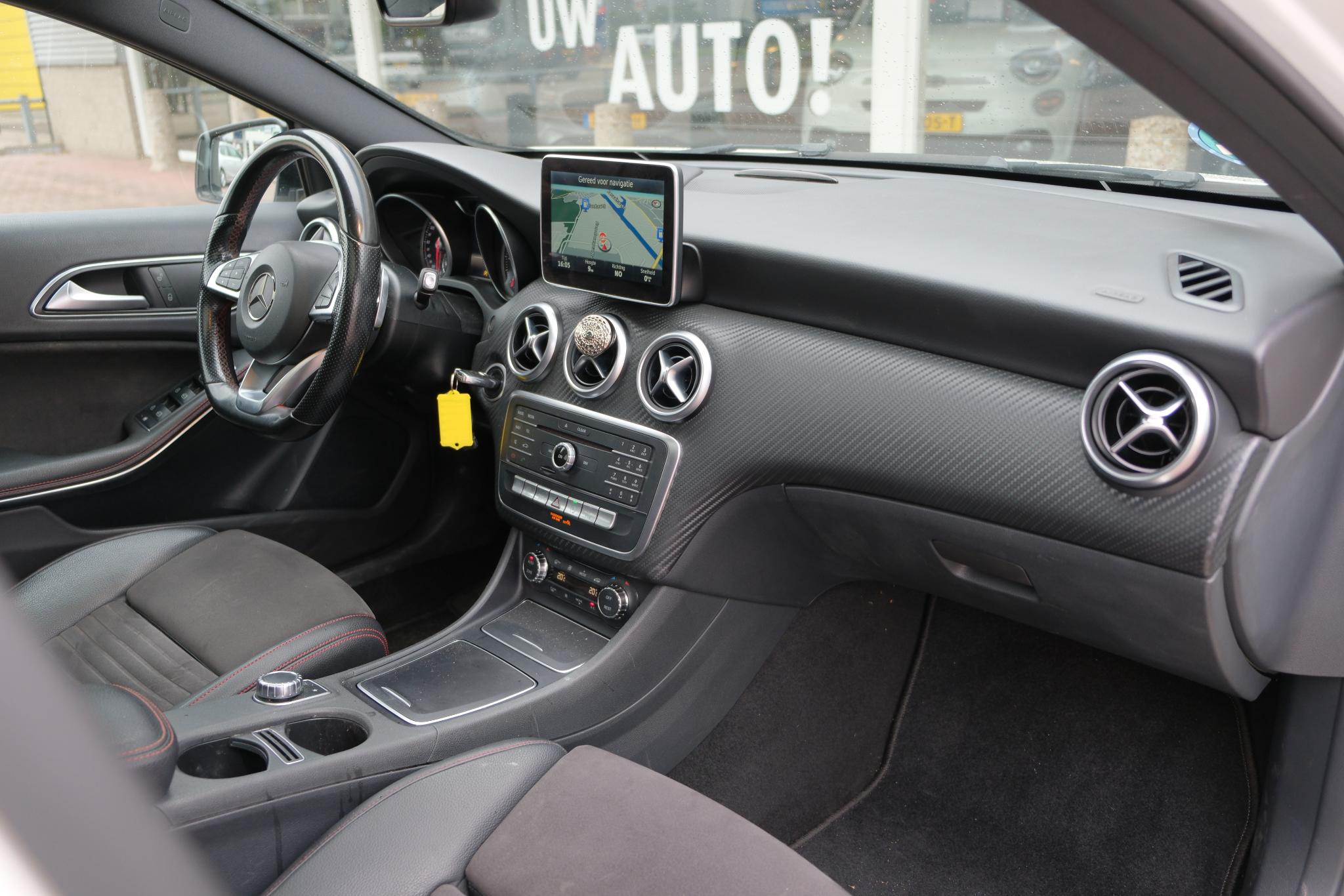 Mercedes-Benz A-Klasse 200 d 136pk Aut. AMG-Line | Navi | Panoramadak | Camera | Cruise | Climate | PDC afbeelding 9