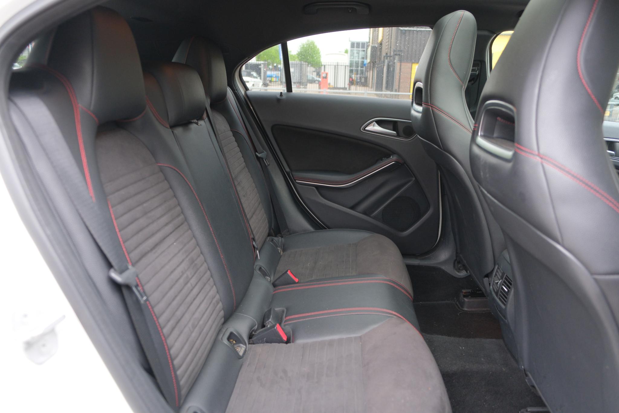 Mercedes-Benz A-Klasse 200 d 136pk Aut. AMG-Line | Navi | Panoramadak | Camera | Cruise | Climate | PDC afbeelding 10