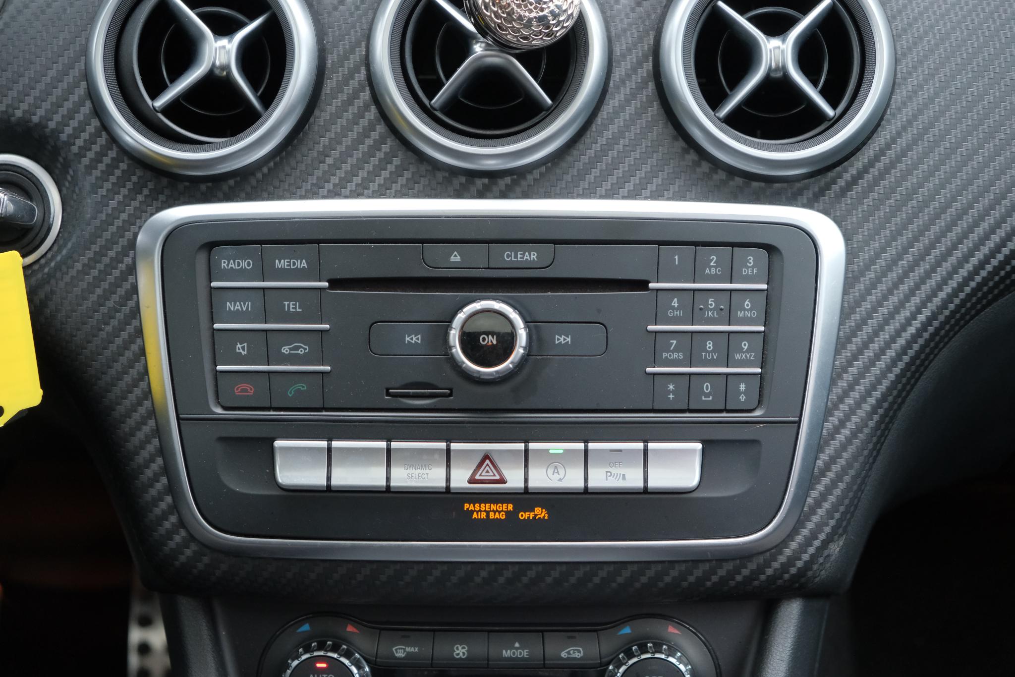 Mercedes-Benz A-Klasse 200 d 136pk Aut. AMG-Line | Navi | Panoramadak | Camera | Cruise | Climate | PDC afbeelding 13