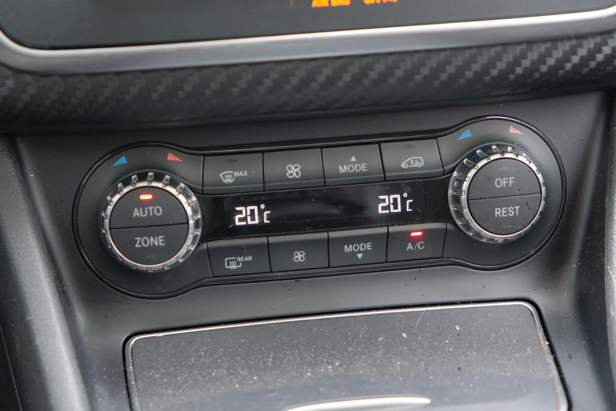 Mercedes-Benz A-Klasse 200 d 136pk Aut. AMG-Line | Navi | Panoramadak | Camera | Cruise | Climate | PDC afbeelding 14