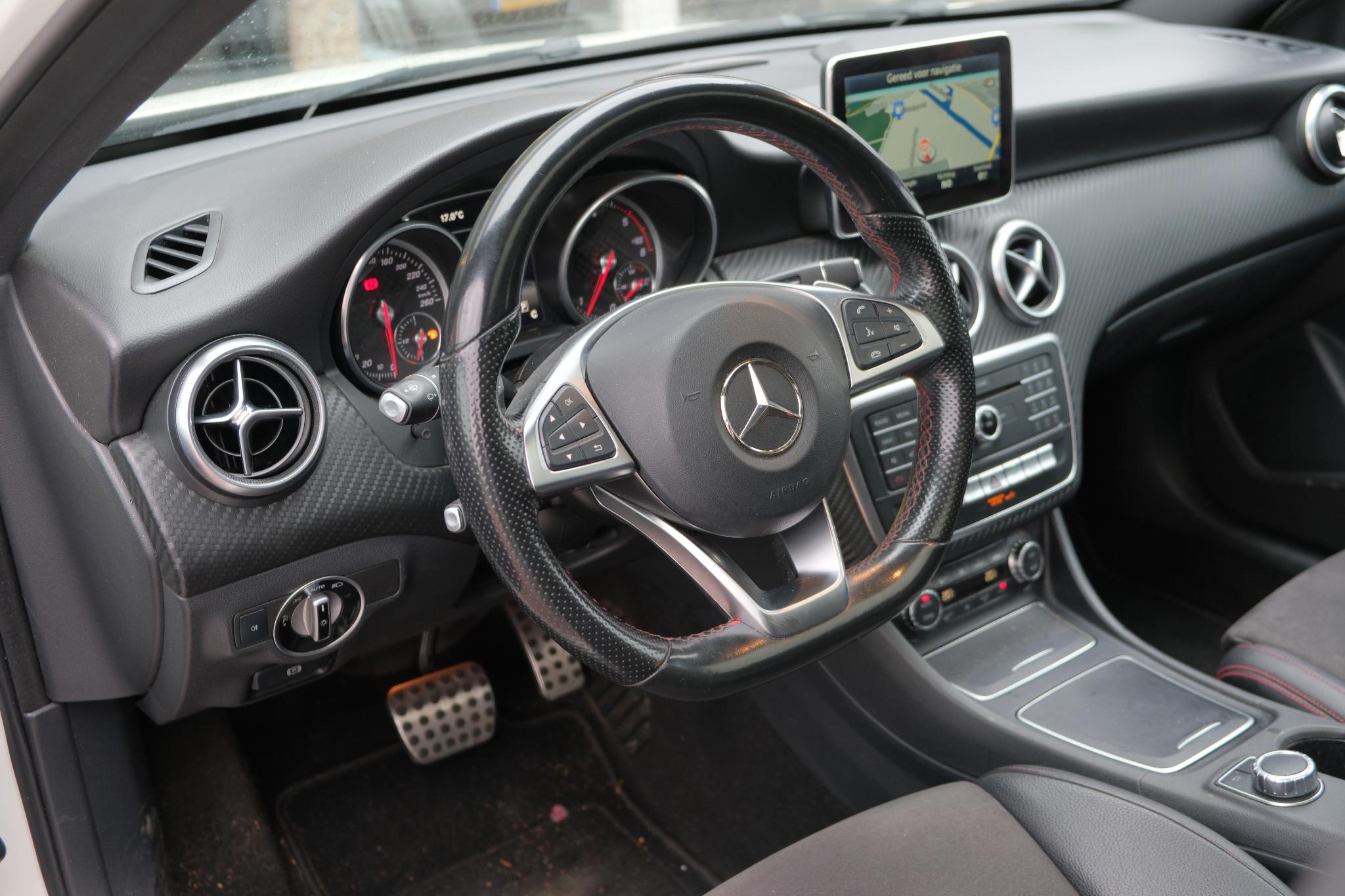 Mercedes-Benz A-Klasse 200 d 136pk Aut. AMG-Line | Navi | Panoramadak | Camera | Cruise | Climate | PDC afbeelding 20