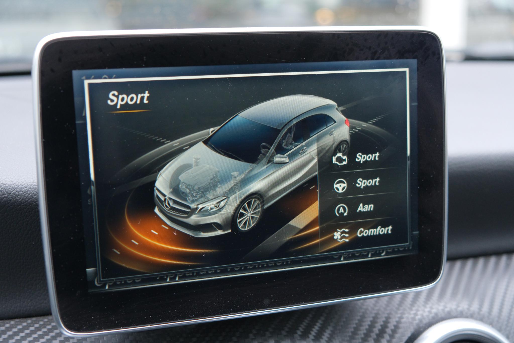 Mercedes-Benz A-Klasse 200 d 136pk Aut. AMG-Line | Navi | Panoramadak | Camera | Cruise | Climate | PDC afbeelding 23