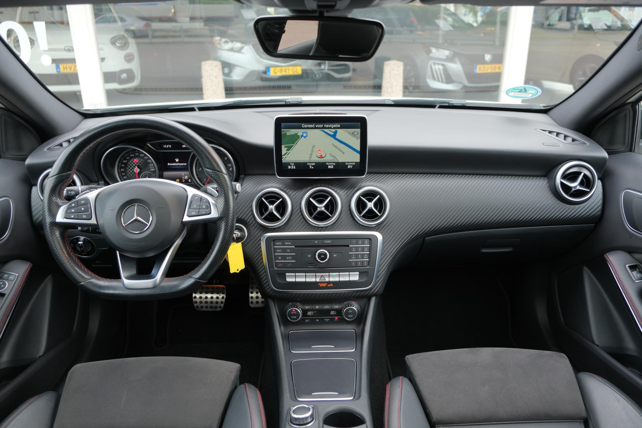 Mercedes-Benz A-Klasse 200 d 136pk Aut. Ambition | AMG-styling | Navi | Climate | Cruise | Panoramadak | Camera | PDC afbeelding 2