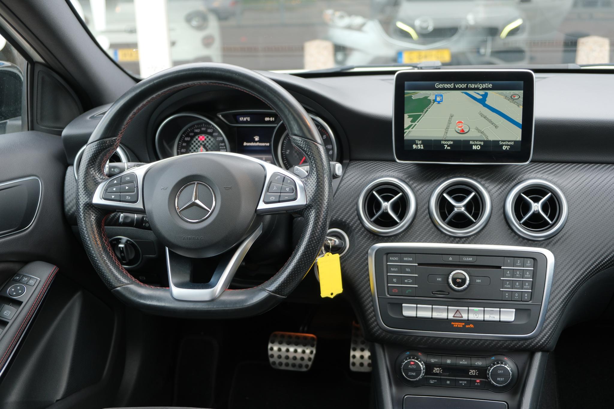 Mercedes-Benz A-Klasse 200 d 136pk Aut. Ambition | AMG-styling | Navi | Climate | Cruise | Panoramadak | Camera | PDC afbeelding 7