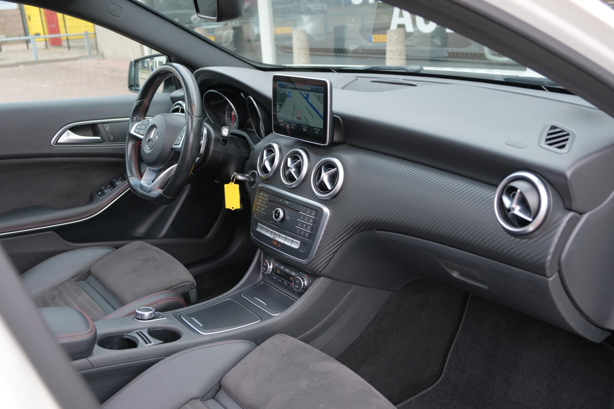 Mercedes-Benz A-Klasse 200 d 136pk Aut. Ambition | AMG-styling | Navi | Climate | Cruise | Panoramadak | Camera | PDC afbeelding 8