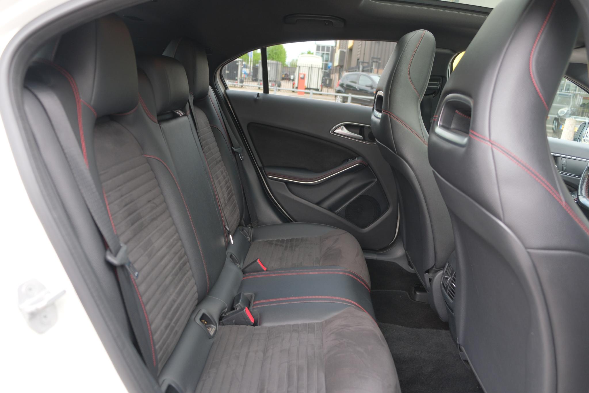 Mercedes-Benz A-Klasse 200 d 136pk Aut. Ambition | AMG-styling | Navi | Climate | Cruise | Panoramadak | Camera | PDC afbeelding 10