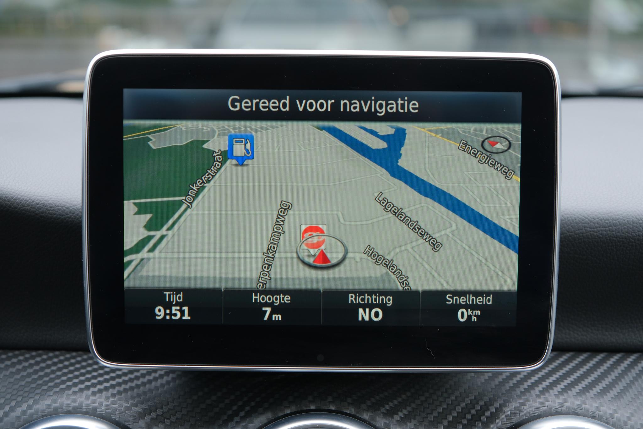 Mercedes-Benz A-Klasse 200 d 136pk Aut. Ambition | AMG-styling | Navi | Climate | Cruise | Panoramadak | Camera | PDC afbeelding 12