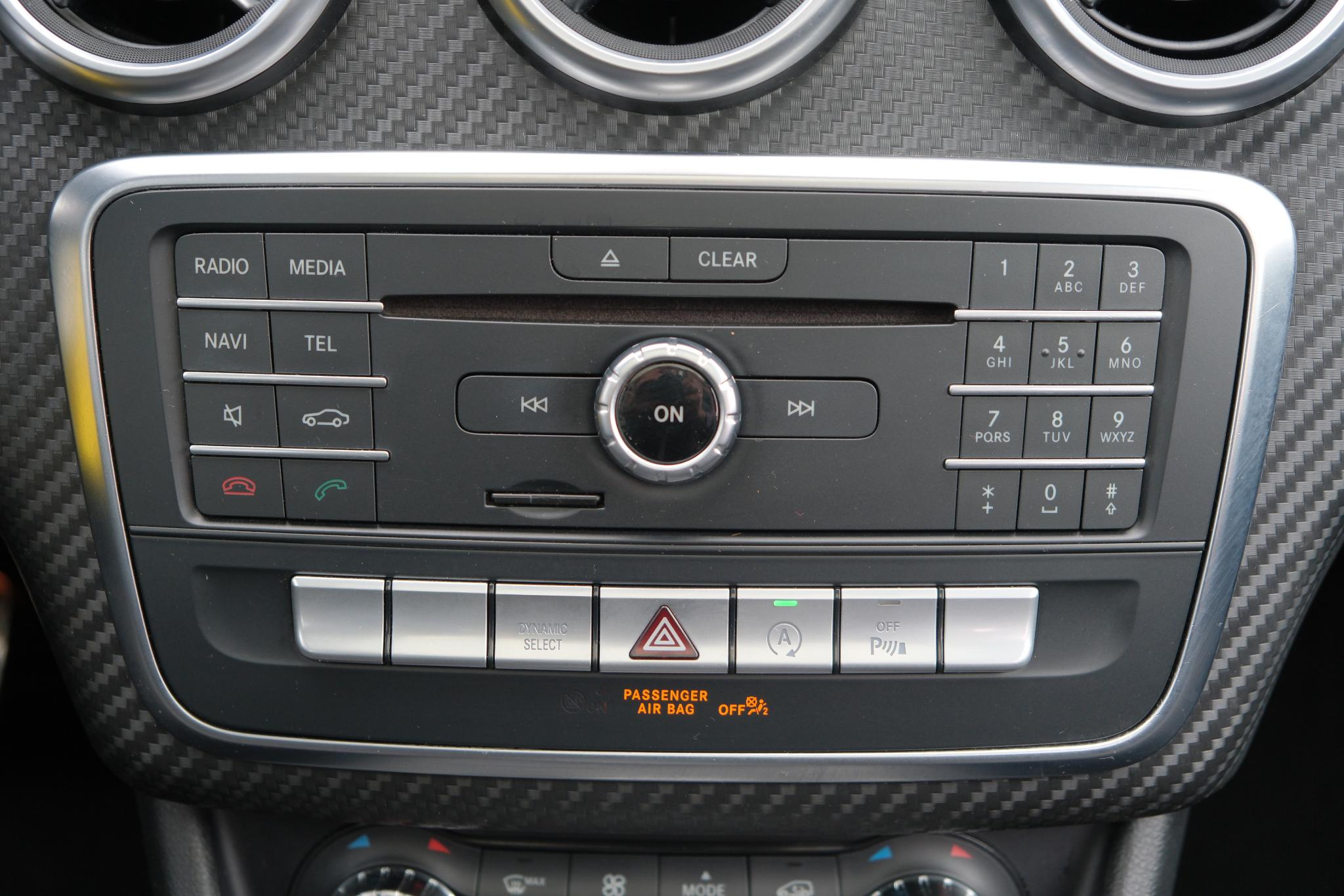 Mercedes-Benz A-Klasse 200 d 136pk Aut. Ambition | AMG-styling | Navi | Climate | Cruise | Panoramadak | Camera | PDC afbeelding 14