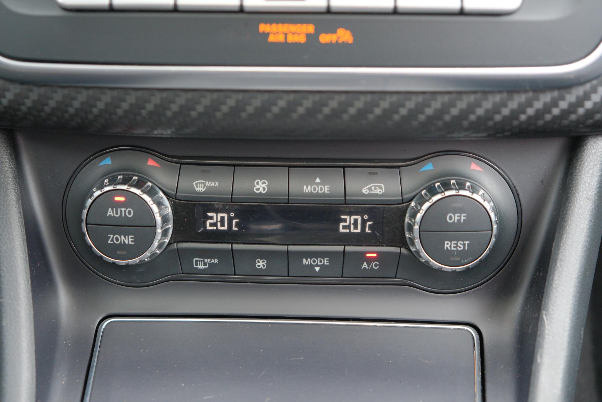 Mercedes-Benz A-Klasse 200 d 136pk Aut. Ambition | AMG-styling | Navi | Climate | Cruise | Panoramadak | Camera | PDC afbeelding 15