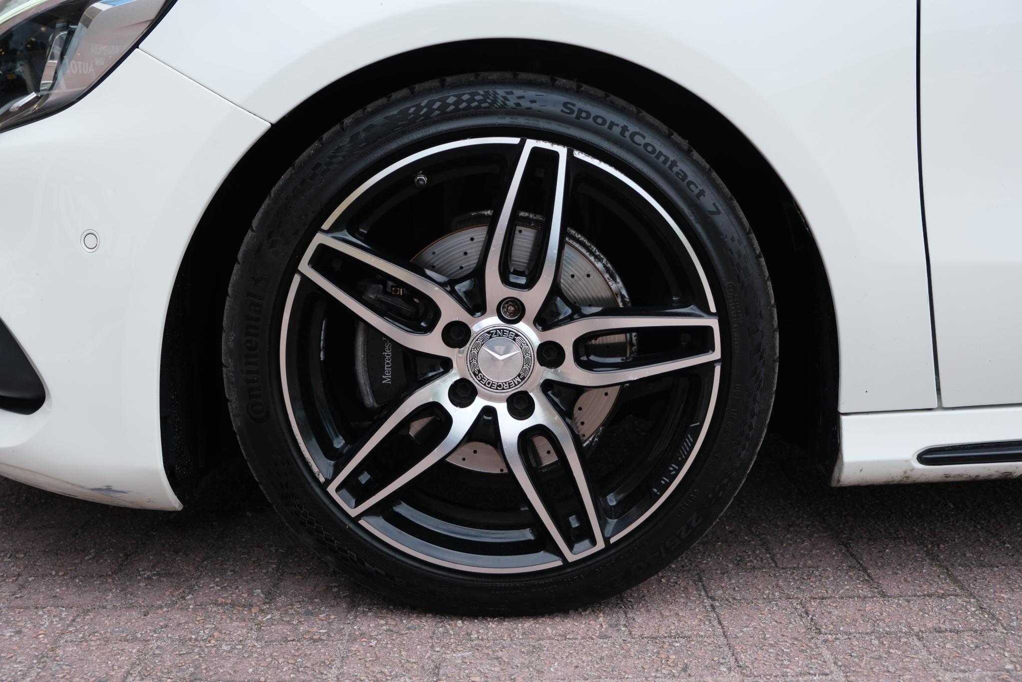 Mercedes-Benz A-Klasse 200 d 136pk Aut. Ambition | AMG-styling | Navi | Climate | Cruise | Panoramadak | Camera | PDC afbeelding 21