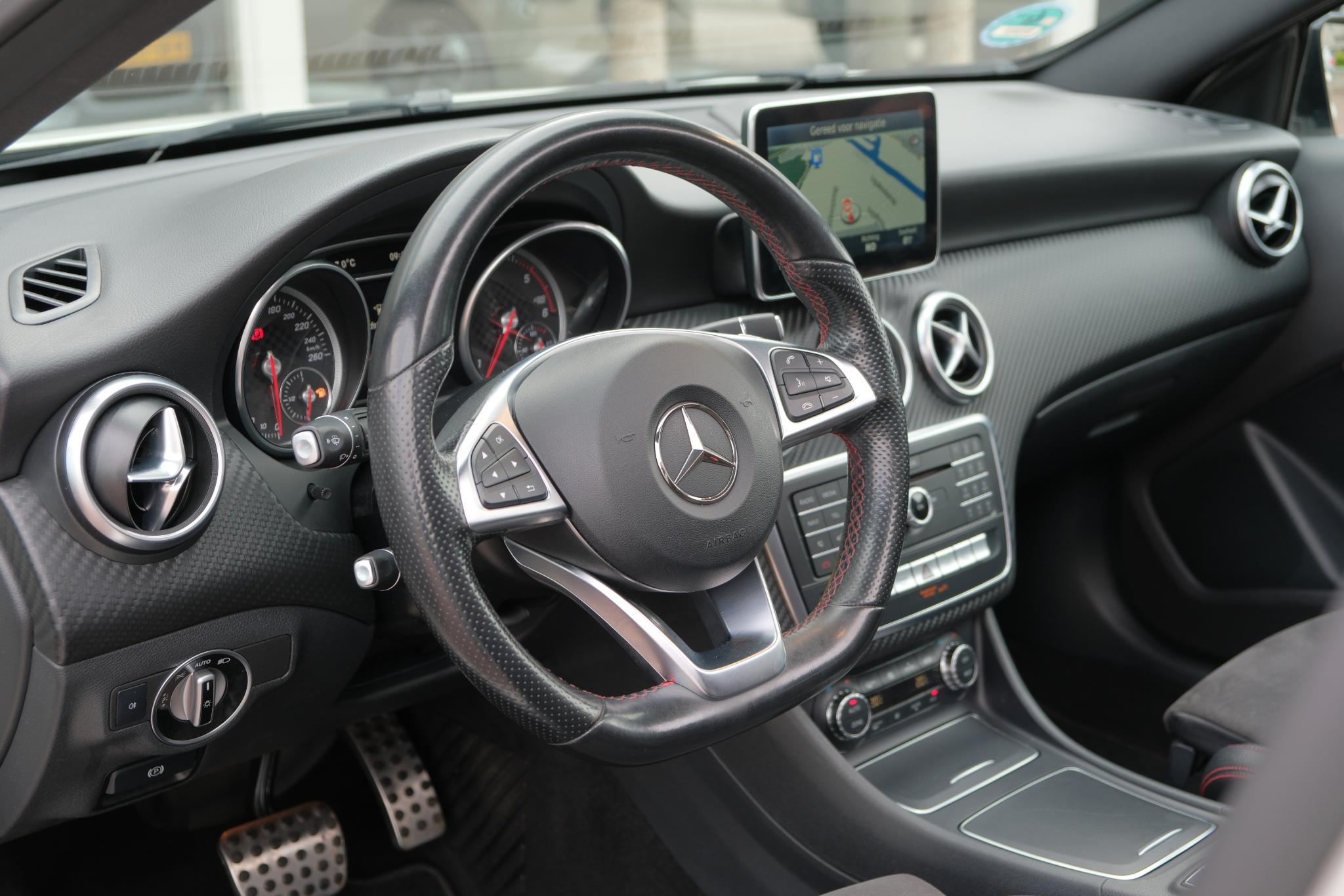 Mercedes-Benz A-Klasse 200 d 136pk Aut. Ambition | AMG-styling | Navi | Climate | Cruise | Panoramadak | Camera | PDC afbeelding 22