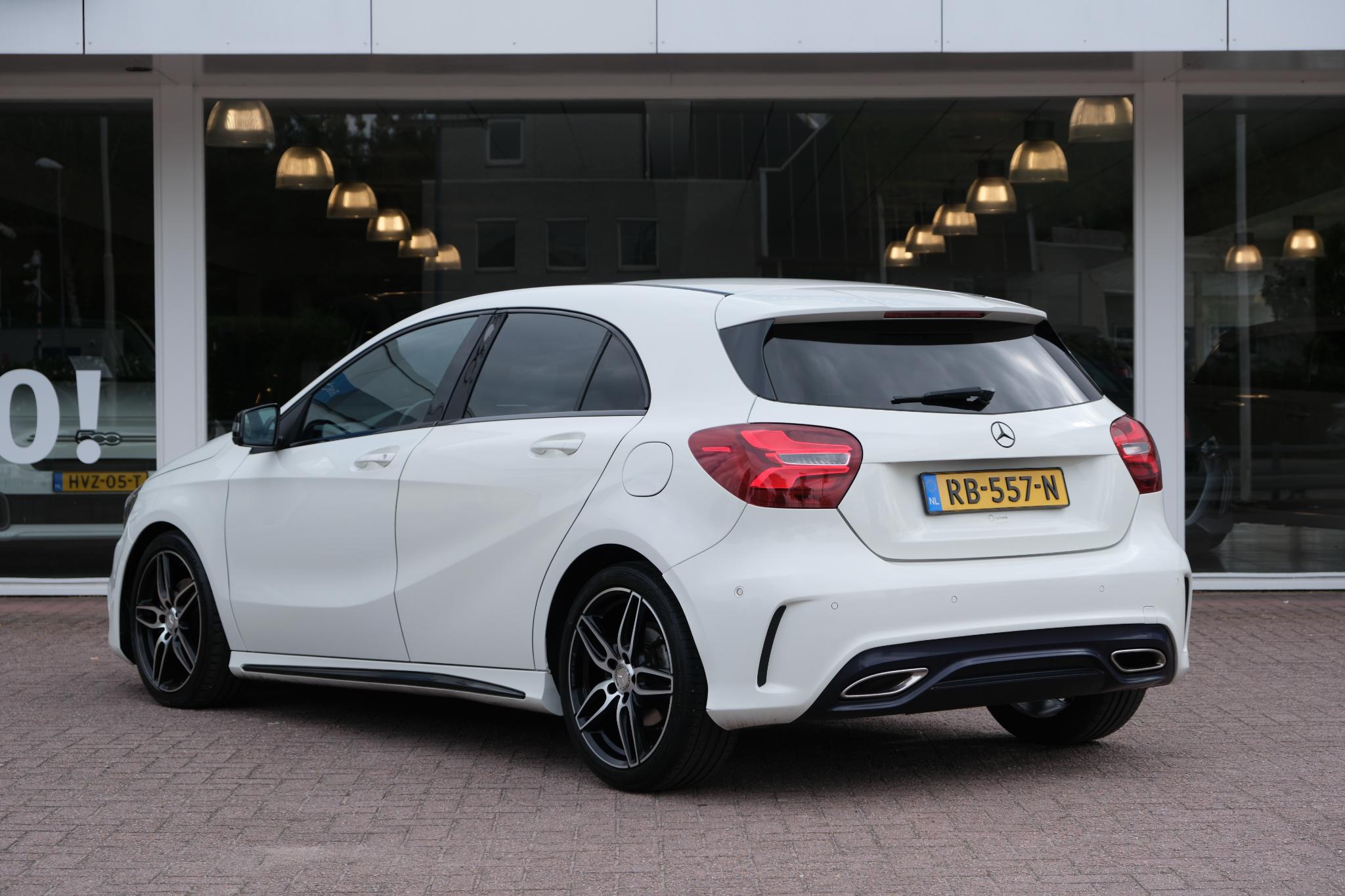 Mercedes-Benz A-Klasse 200 d 136pk Aut. Ambition | AMG-styling | Navi | Climate | Cruise | Panoramadak | Camera | PDC afbeelding 30