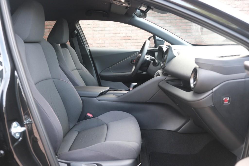 Toyota C-HR 2.0 Plug-in Hybrid 220pk Dynamic | Navi | App Connect | Climate | Adaptive Cruise | Camera | Keyless | Dodehoek | Winter Pakket afbeelding 4