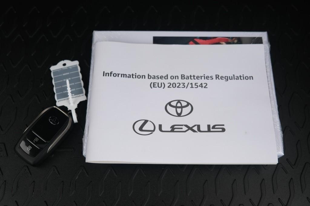 Toyota C-HR 2.0 Plug-in Hybrid 220pk Dynamic | Navi | App Connect | Climate | Adaptive Cruise | Camera | Keyless | Dodehoek | Winter Pakket afbeelding 35