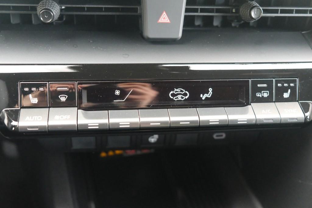 Toyota C-HR 2.0 Plug-in Hybrid 220pk Dynamic | Navi | App Connect | Climate | Adaptive Cruise | Camera | Keyless | Dodehoek | Winter Pakket afbeelding 21