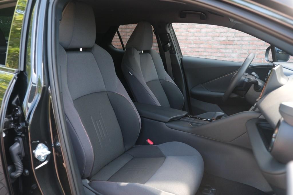 Toyota C-HR 2.0 Plug-in Hybrid 220pk Dynamic | Navi | App Connect | Climate | Adaptive Cruise | Camera | Keyless | Dodehoek | Winter Pakket afbeelding 6