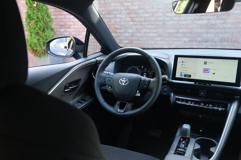 Toyota C-HR 2.0 Plug-in Hybrid 220pk Dynamic | Navi | App Connect | Climate | Adaptive Cruise | Camera | Keyless | Dodehoek | Winter Pakket afbeelding 12