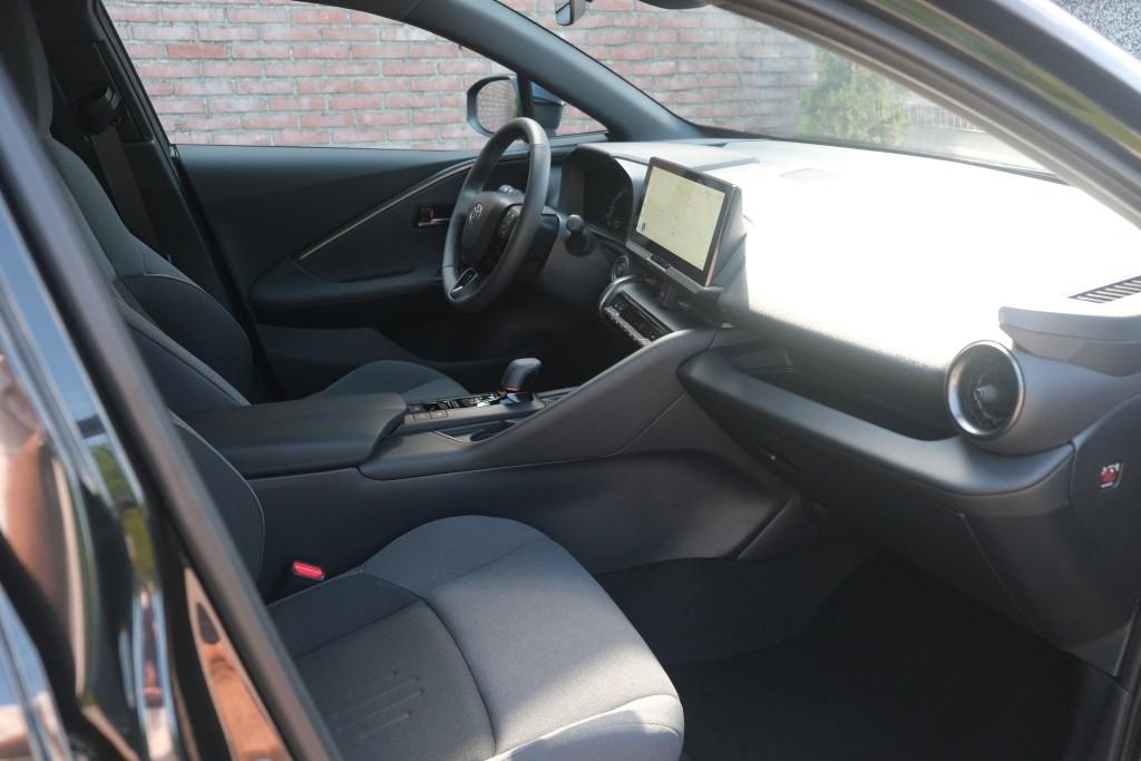Toyota C-HR 2.0 Plug-in Hybrid 220pk Dynamic | Navi | App Connect | Climate | Adaptive Cruise | Camera | Keyless | Dodehoek | Winter Pakket afbeelding 4