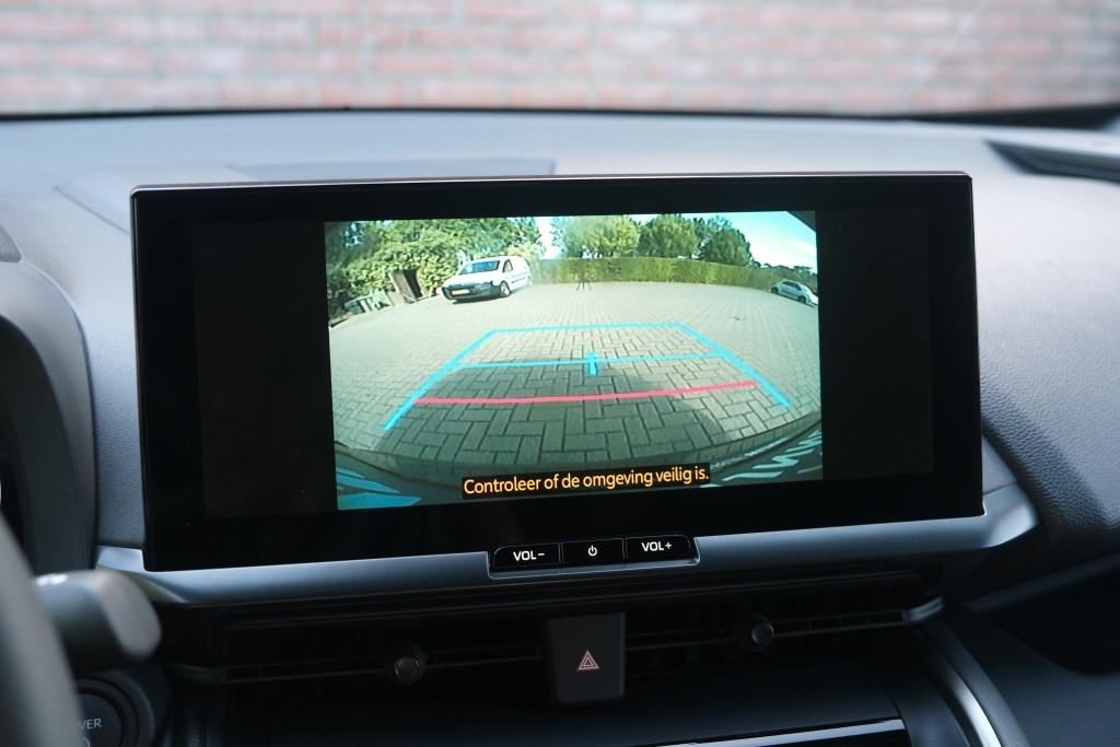 Toyota C-HR 2.0 Plug-in Hybrid 220pk Dynamic | Navi | App Connect | Climate | Adaptive Cruise | Camera | Keyless | Dodehoek | Winter Pakket afbeelding 19