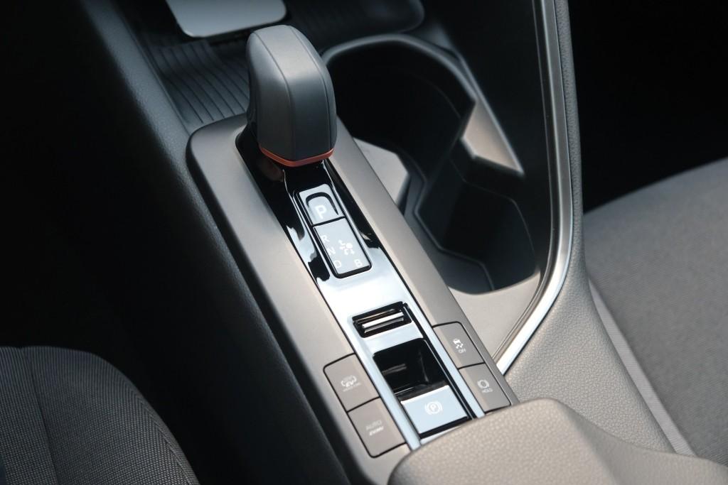 Toyota C-HR 2.0 Plug-in Hybrid 220pk Dynamic | Navi | App Connect | Climate | Adaptive Cruise | Camera | Keyless | Dodehoek | Winter Pakket afbeelding 24