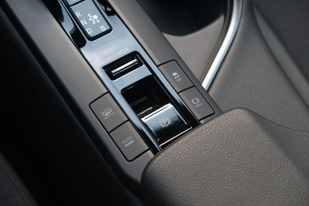 Toyota C-HR 2.0 Plug-in Hybrid 220pk Dynamic | Navi | App Connect | Climate | Adaptive Cruise | Camera | Keyless | Dodehoek | Winter Pakket afbeelding 25