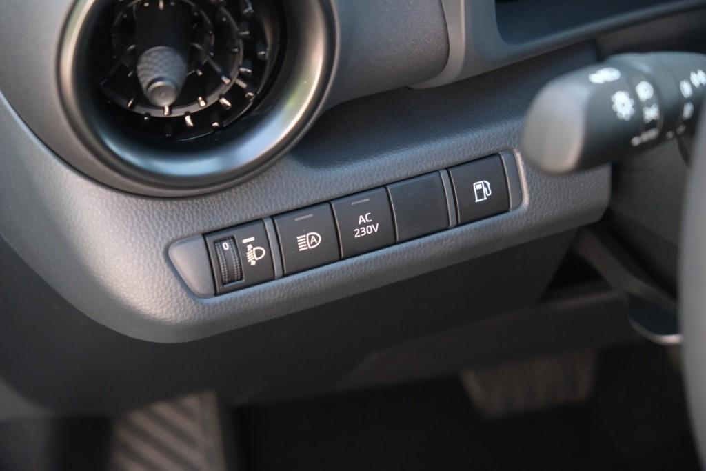 Toyota C-HR 2.0 Plug-in Hybrid 220pk Dynamic | Navi | App Connect | Climate | Adaptive Cruise | Camera | Keyless | Dodehoek | Winter Pakket afbeelding 27