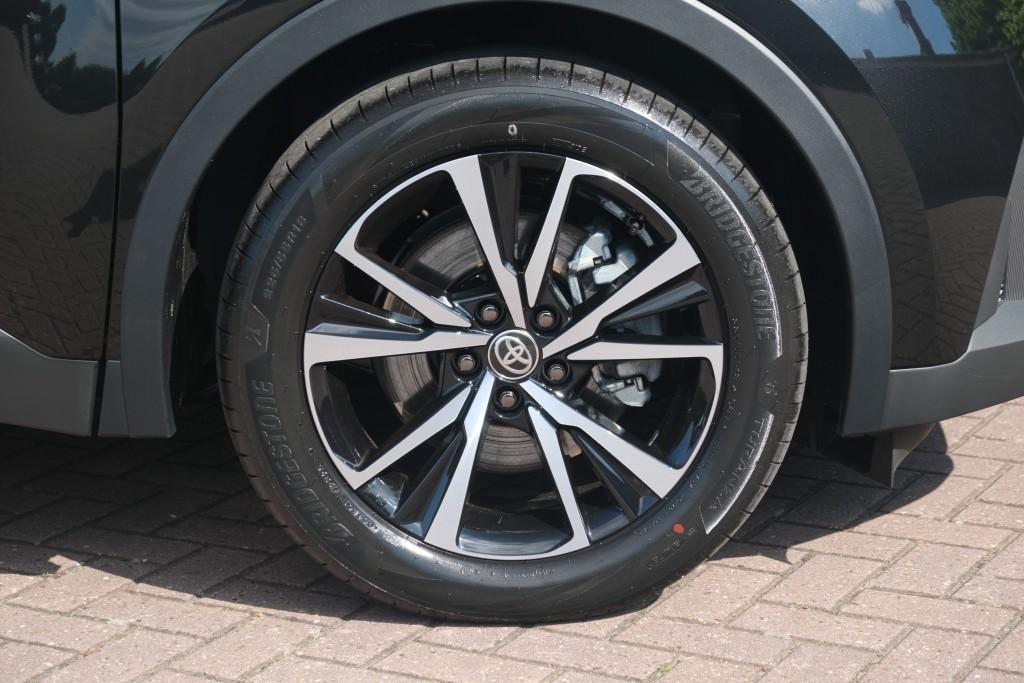 Toyota C-HR 2.0 Plug-in Hybrid 220pk Dynamic | Navi | App Connect | Climate | Adaptive Cruise | Camera | Keyless | Dodehoek | Winter Pakket afbeelding 30