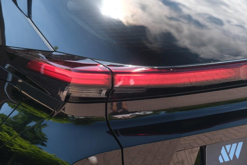 Toyota C-HR 2.0 Plug-in Hybrid 220pk Dynamic | Navi | App Connect | Climate | Adaptive Cruise | Camera | Keyless | Dodehoek | Winter Pakket afbeelding 31