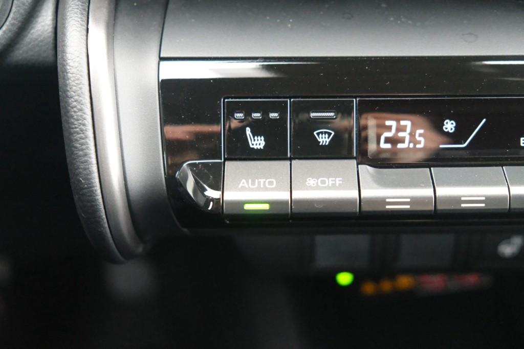 Toyota C-HR 2.0 Plug-in Hybrid 220pk Dynamic | Navi | App Connect | Climate | Adaptive Cruise | Camera | Keyless | Dodehoek | Winter Pakket afbeelding 22