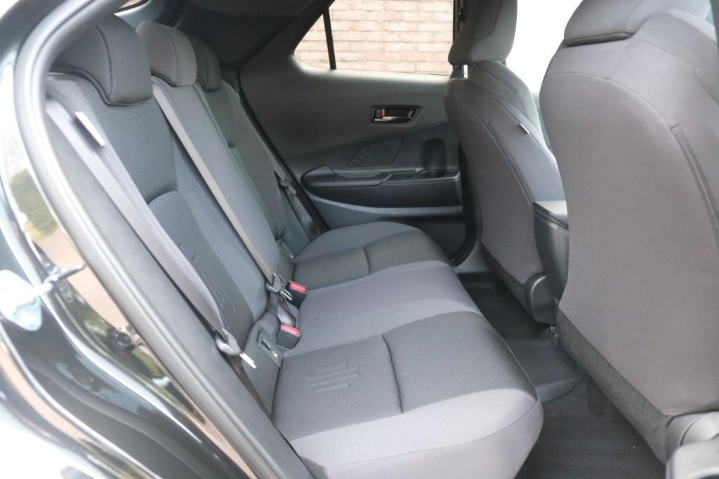 Toyota C-HR 2.0 Plug-in Hybrid 220pk Dynamic | Navi | App Connect | Climate | Adaptive Cruise | Camera | Keyless | Dodehoek | Winter Pakket afbeelding 3