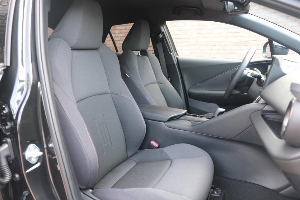 Toyota C-HR 2.0 Plug-in Hybrid 220pk Dynamic | Navi | App Connect | Climate | Adaptive Cruise | Camera | Keyless | Dodehoek | Winter Pakket afbeelding 6