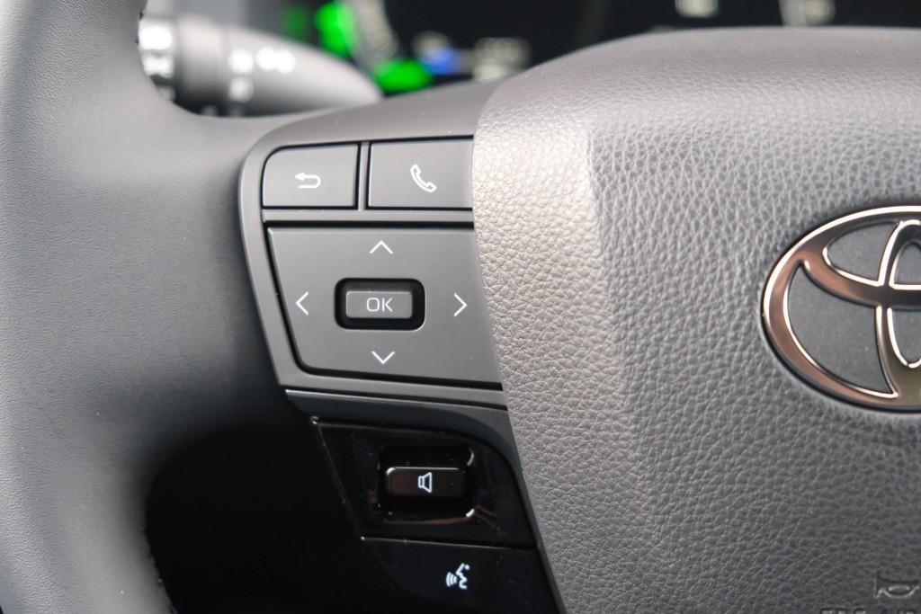 Toyota C-HR 2.0 Plug-in Hybrid 220pk Dynamic | Navi | App Connect | Climate | Adaptive Cruise | Camera | Keyless | Dodehoek | Winter Pakket afbeelding 9