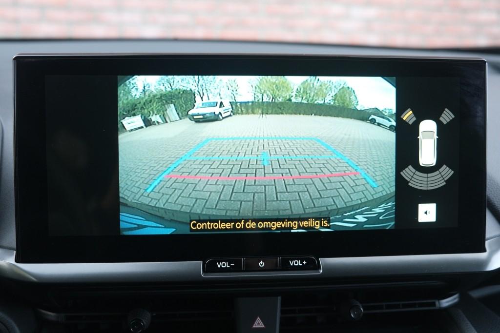 Toyota C-HR 2.0 Plug-in Hybrid 220pk Dynamic | Navi | App Connect | Climate | Adaptive Cruise | Camera | Keyless | Dodehoek | Winter Pakket afbeelding 19