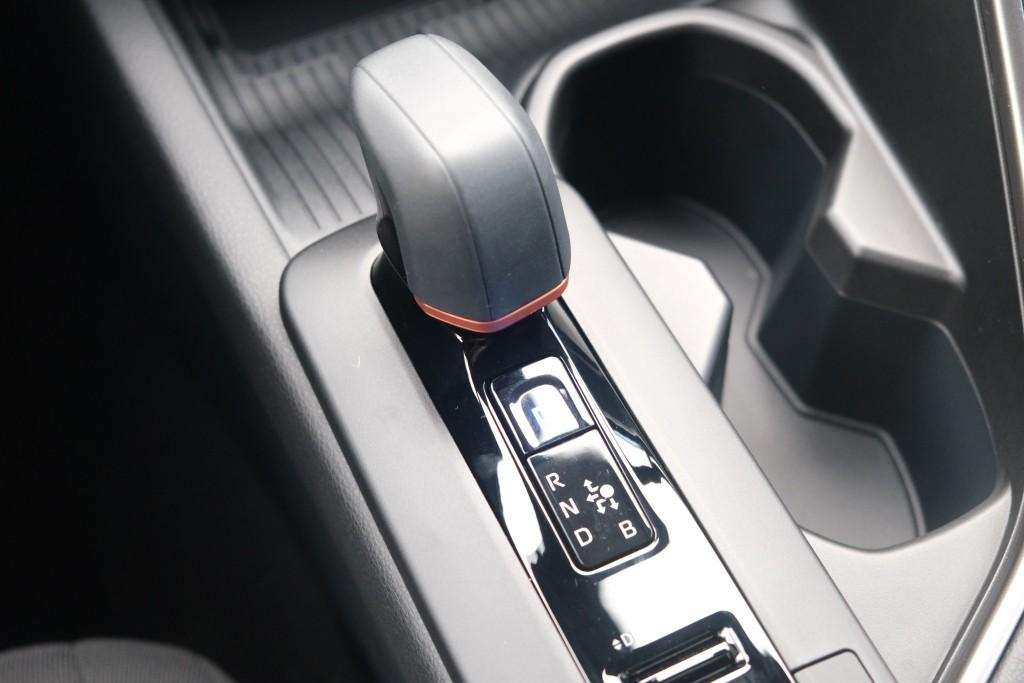 Toyota C-HR 2.0 Plug-in Hybrid 220pk Dynamic | Navi | App Connect | Climate | Adaptive Cruise | Camera | Keyless | Dodehoek | Winter Pakket afbeelding 24