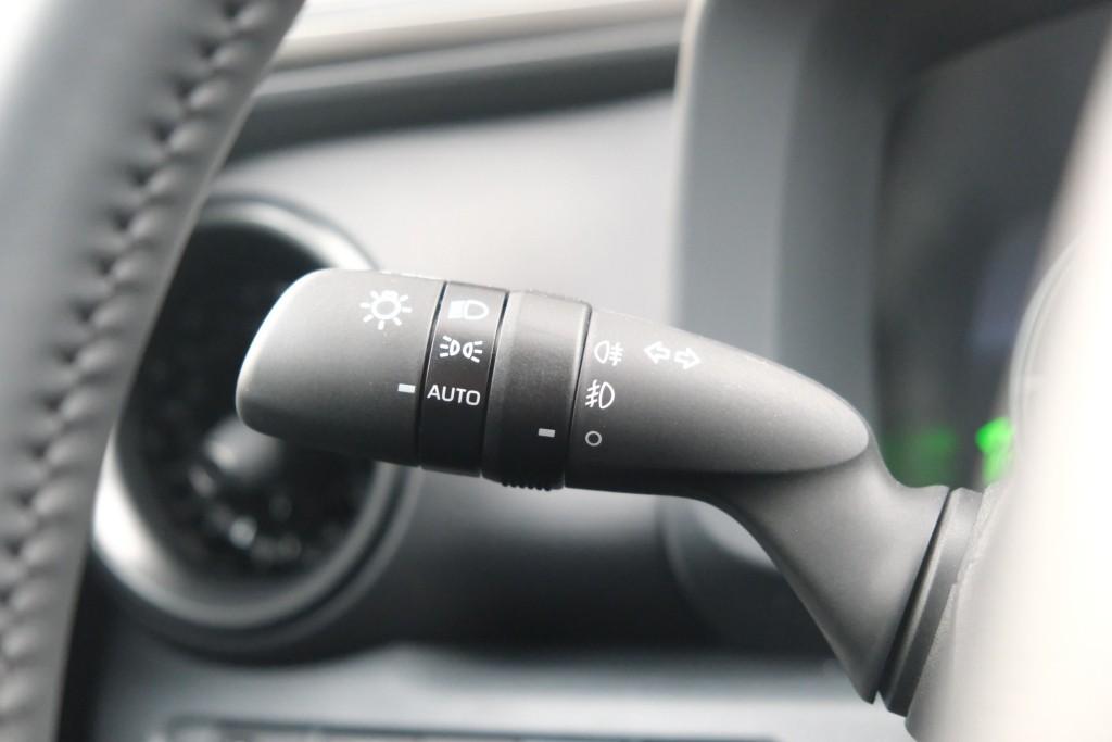 Toyota C-HR 2.0 Plug-in Hybrid 220pk Dynamic | Navi | App Connect | Climate | Adaptive Cruise | Camera | Keyless | Dodehoek | Winter Pakket afbeelding 27