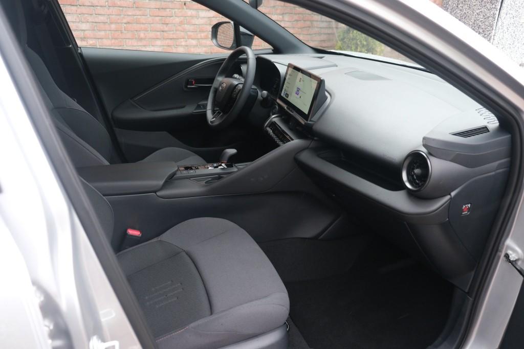 Toyota C-HR 2.0 Plug-in Hybrid 220pk Dynamic | Navi | App Connect | Climate | Adaptive Cruise | Camera | Keyless | Dodehoek | Winter Pakket afbeelding 4