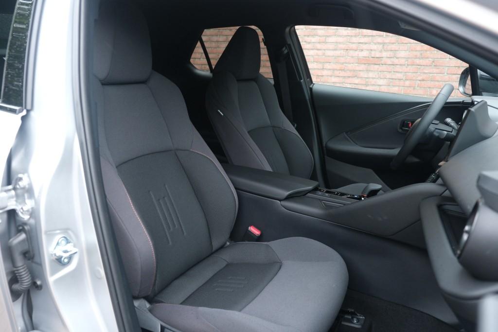 Toyota C-HR 2.0 Plug-in Hybrid 220pk Dynamic | Navi | App Connect | Climate | Adaptive Cruise | Camera | Keyless | Dodehoek | Winter Pakket afbeelding 6
