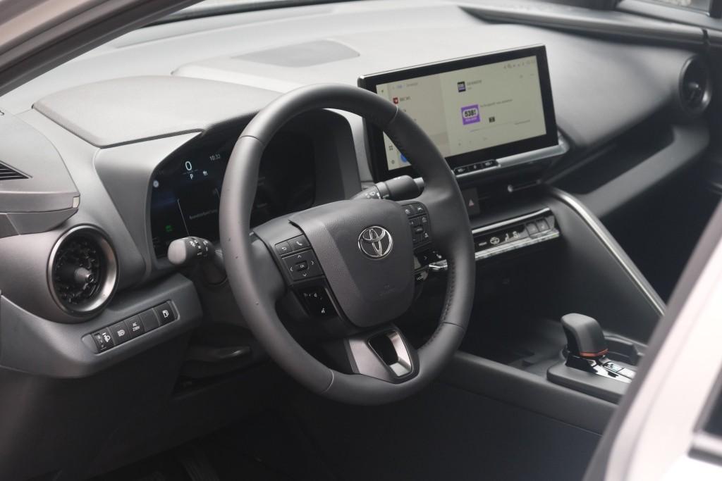 Toyota C-HR 2.0 Plug-in Hybrid 220pk Dynamic | Navi | App Connect | Climate | Adaptive Cruise | Camera | Keyless | Dodehoek | Winter Pakket afbeelding 8