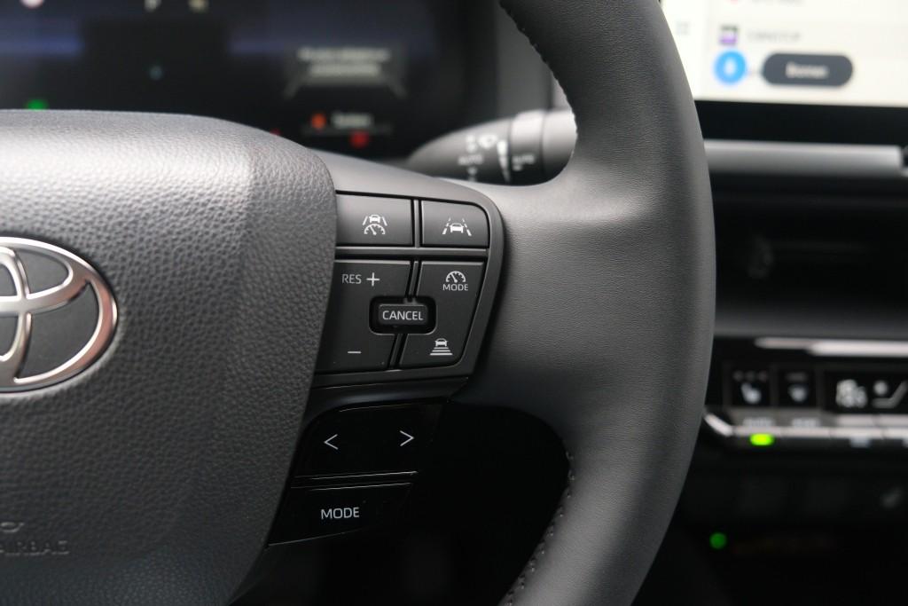 Toyota C-HR 2.0 Plug-in Hybrid 220pk Dynamic | Navi | App Connect | Climate | Adaptive Cruise | Camera | Keyless | Dodehoek | Winter Pakket afbeelding 10