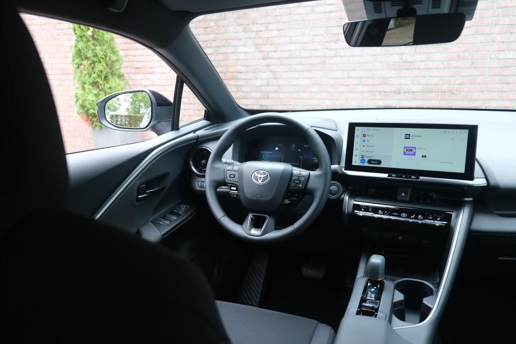 Toyota C-HR 2.0 Plug-in Hybrid 220pk Dynamic | Navi | App Connect | Climate | Adaptive Cruise | Camera | Keyless | Dodehoek | Winter Pakket afbeelding 12
