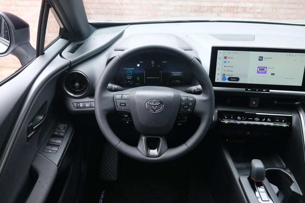 Toyota C-HR 2.0 Plug-in Hybrid 220pk Dynamic | Navi | App Connect | Climate | Adaptive Cruise | Camera | Keyless | Dodehoek | Winter Pakket afbeelding 14