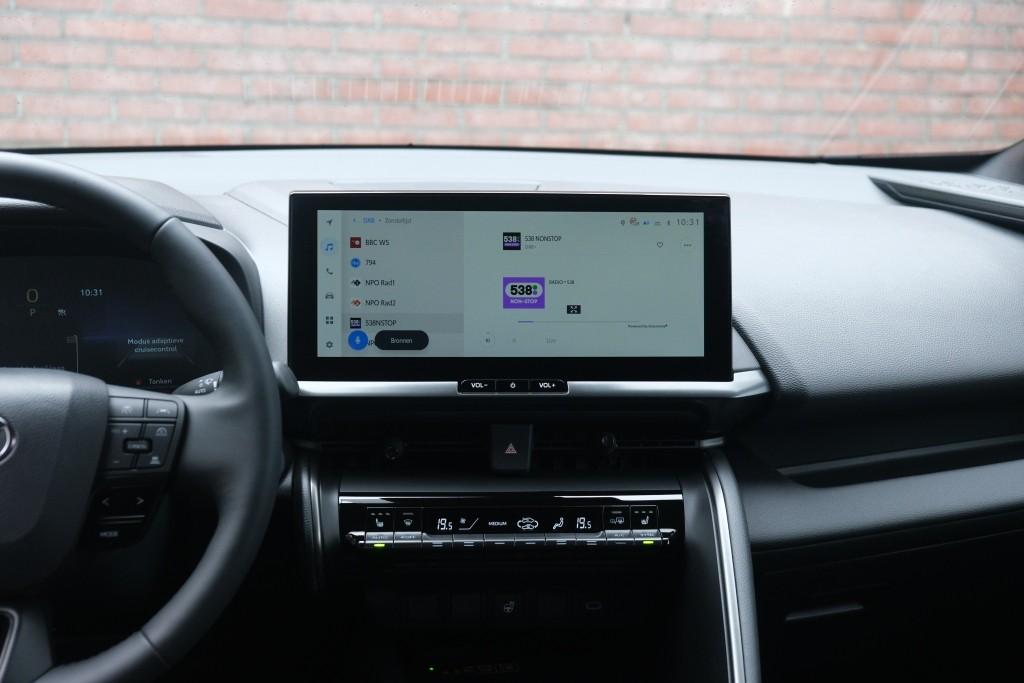 Toyota C-HR 2.0 Plug-in Hybrid 220pk Dynamic | Navi | App Connect | Climate | Adaptive Cruise | Camera | Keyless | Dodehoek | Winter Pakket afbeelding 15