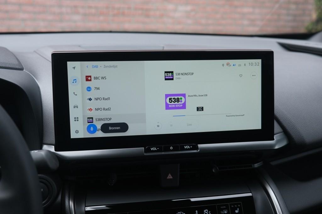 Toyota C-HR 2.0 Plug-in Hybrid 220pk Dynamic | Navi | App Connect | Climate | Adaptive Cruise | Camera | Keyless | Dodehoek | Winter Pakket afbeelding 16