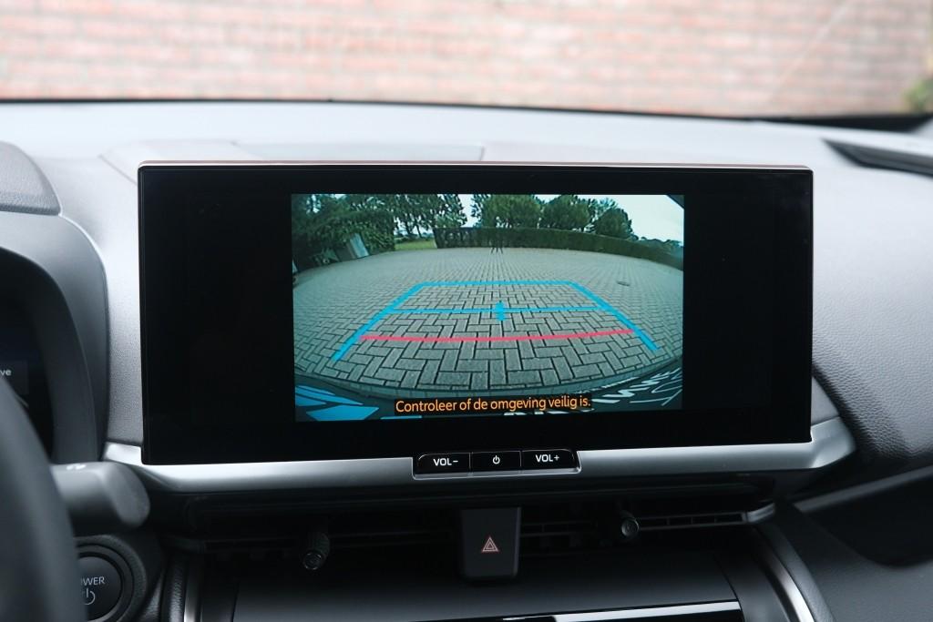 Toyota C-HR 2.0 Plug-in Hybrid 220pk Dynamic | Navi | App Connect | Climate | Adaptive Cruise | Camera | Keyless | Dodehoek | Winter Pakket afbeelding 19