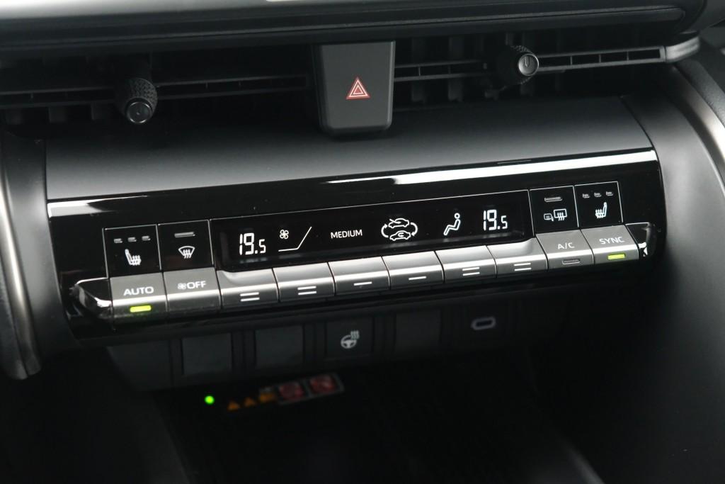 Toyota C-HR 2.0 Plug-in Hybrid 220pk Dynamic | Navi | App Connect | Climate | Adaptive Cruise | Camera | Keyless | Dodehoek | Winter Pakket afbeelding 21