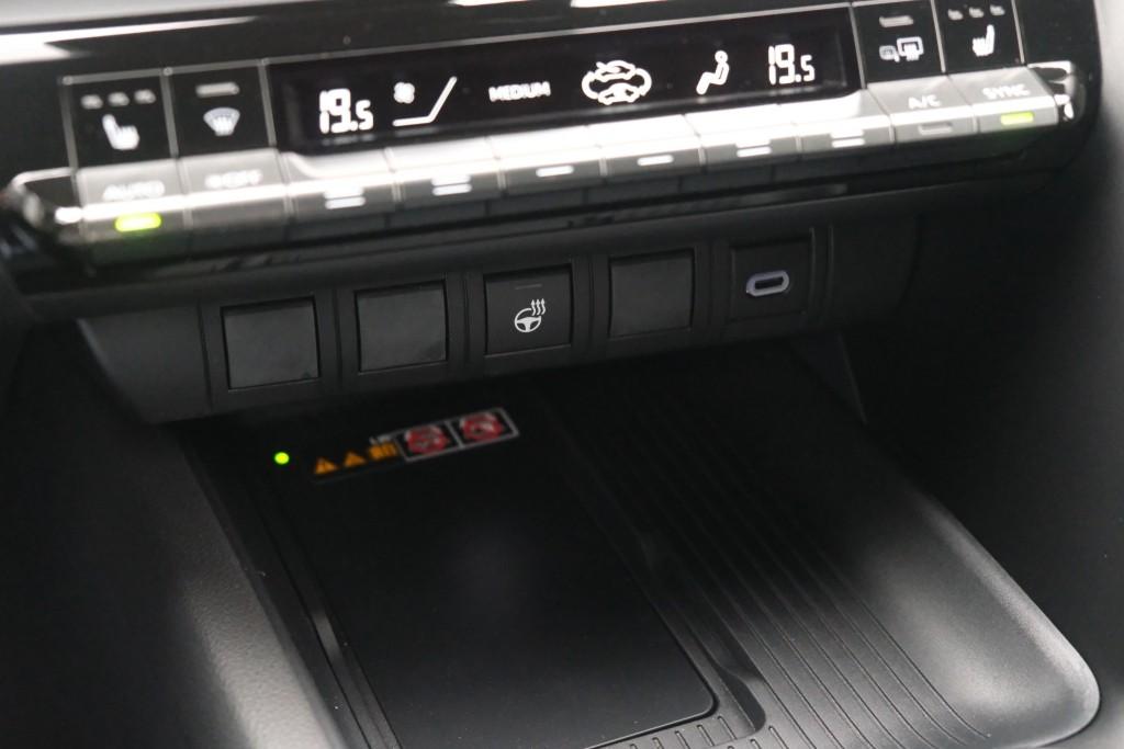 Toyota C-HR 2.0 Plug-in Hybrid 220pk Dynamic | Navi | App Connect | Climate | Adaptive Cruise | Camera | Keyless | Dodehoek | Winter Pakket afbeelding 22