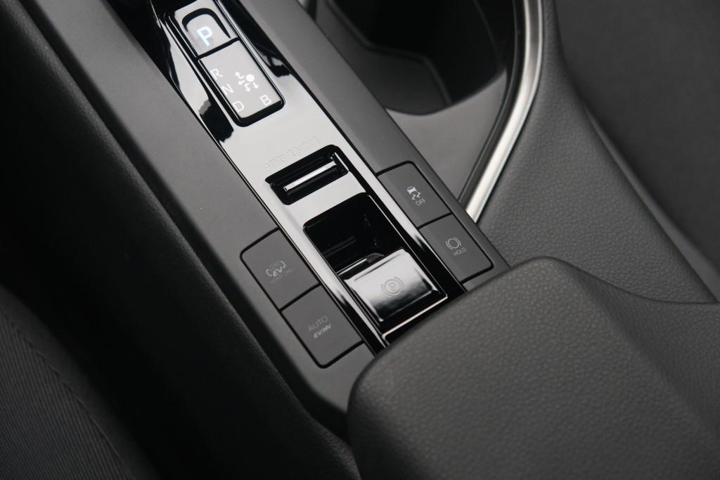 Toyota C-HR 2.0 Plug-in Hybrid 220pk Dynamic | Navi | App Connect | Climate | Adaptive Cruise | Camera | Keyless | Dodehoek | Winter Pakket afbeelding 24