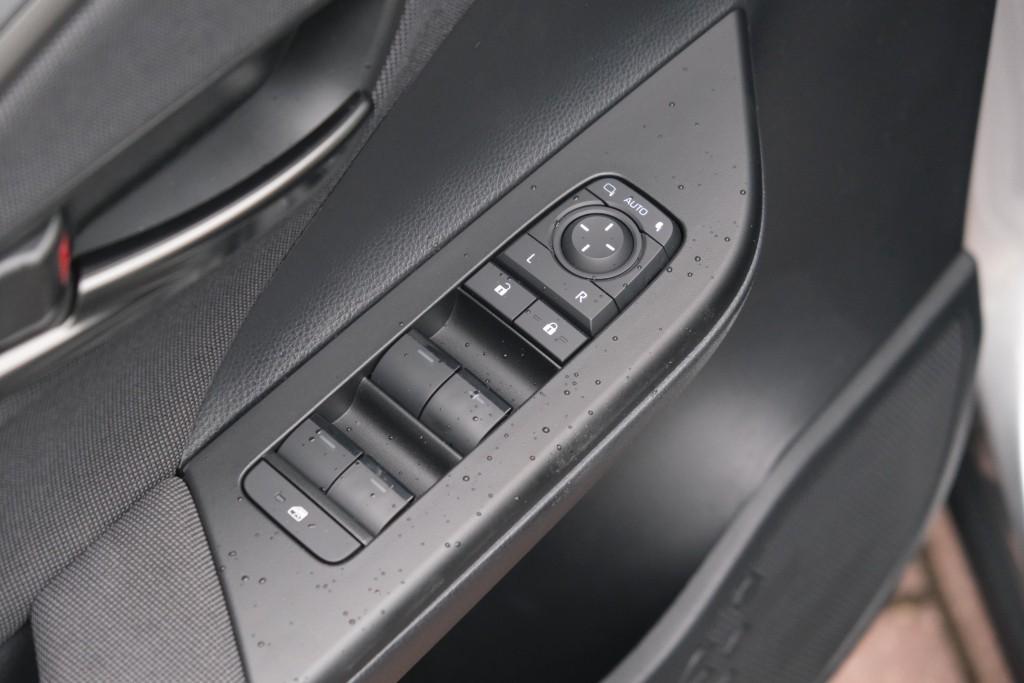 Toyota C-HR 2.0 Plug-in Hybrid 220pk Dynamic | Navi | App Connect | Climate | Adaptive Cruise | Camera | Keyless | Dodehoek | Winter Pakket afbeelding 25